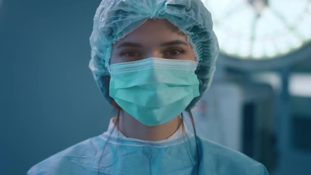 Tiro Afastado Uma Mulher Assistente Cirúrgica Vestindo Uniforme Cirurgia Completa — Vídeo de Stock
