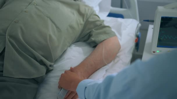 Счастливый Старик Пациент Больничной Палате Время Отдыха Выздоровления Кровати Дочь — стоковое видео