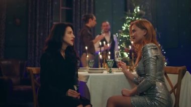 Kameranın önünde güzel kadınlar Noel 'i ya da yeni yılı kutlarken yemek masasında inanılmaz süslerle oturup şampanya içmeyi tartışırlar.