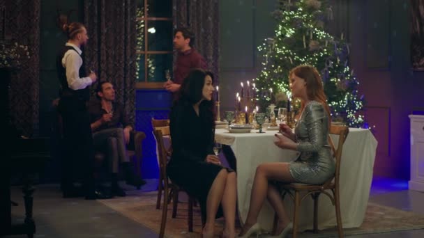 Maravilhosa Atmosfera Natal Sala Jantar Grupo Pessoas Europeias Comemorando Juntos — Vídeo de Stock