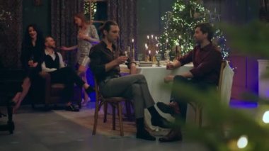 Noel 'de ya da Yeni Yıl' da evde, yemek odasında kameranın önünde iki yakışıklı adam yemek masasında şampanya içerken arka planda...