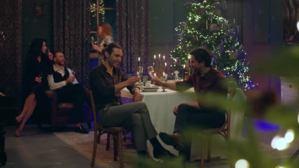 Charismatique Beau Deux Gars Célébrant Noël Ensemble Ils Discutent Table — Video