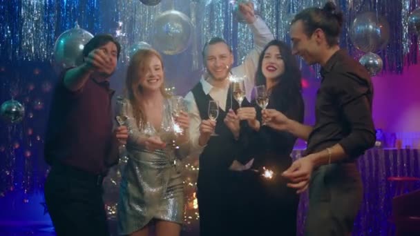 Chicos Guapos Dos Hermosas Damas Celebrando Año Nuevo Club Que — Vídeo de stock