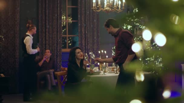 Різдво Новий Рік Їдальні Красива Жінка Шампанське Якийсь Вродливий Чоловік — стокове відео