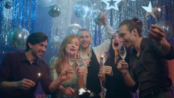 Kameranın Önünde Karizmatik Heyecanlı Bir Grup Arkadaş Kulüpte Yeni Yılı — Stok video