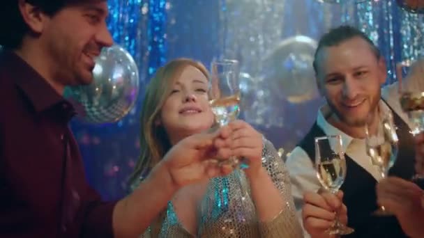 新年の夜には 魅力的で美しい友人のグループが新年を一緒に祝い シャンパンで大笑いし 夜をお楽しみください — ストック動画