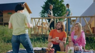 Yaz günü kamp alanında arkadaşlarla birlikte iyi vakit geçiriyoruz. Bir şeyler içip, doğada rahatlıyoruz..