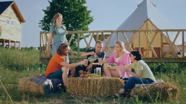Moderne Camping Ontbijten Mooie Dame Haar Vrienden Ochtends Midden Natuur — Stockvideo