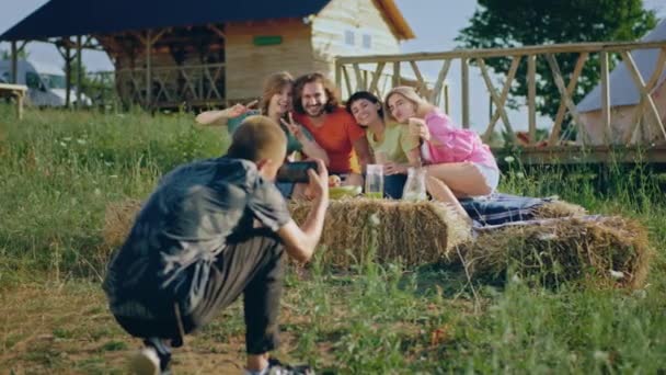Gruppo Amici Carismatici Belli Multirazziale Campeggio Scattare Foto Con Smartphone — Video Stock