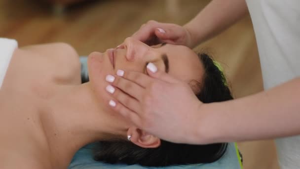 Amazing Woman Have Spa Day Relaxation She Doing Head Massage — Vídeo de stock