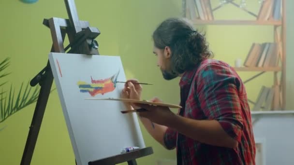 Een Kunstenaar Werkt Snel Terwijl Hij Iets Bijzonders Schildert Een — Stockvideo