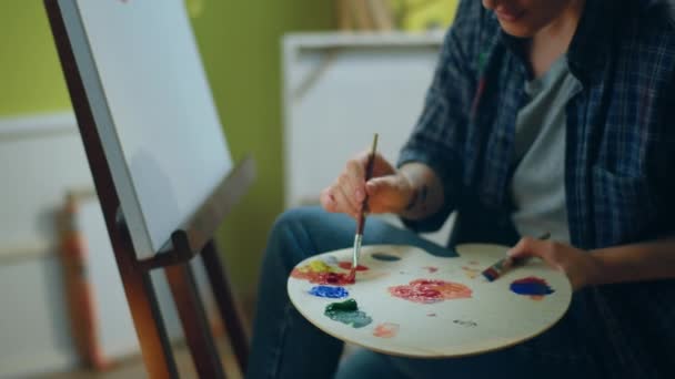 Een Schilder Met Zeer Delicate Handen Mengt Verf Haar Kleurenpalet — Stockvideo