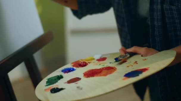Крупный План Женщины Использующей Свое Художественное Оборудование Краски Палитры Нарисовать — стоковое видео