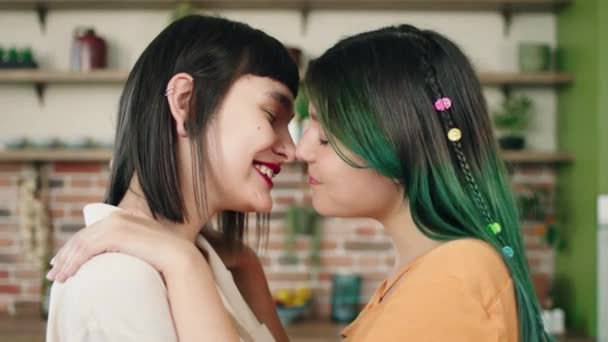 Әйелім колготкиде аяғын жайып қояды