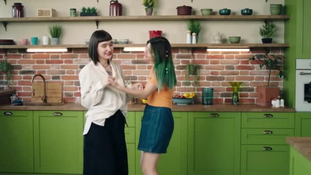 迷人而漂亮的女同性恋夫妇在大厨房的摄像机前兴奋地跳舞 她们笑着 感到兴奋 — 图库视频影像