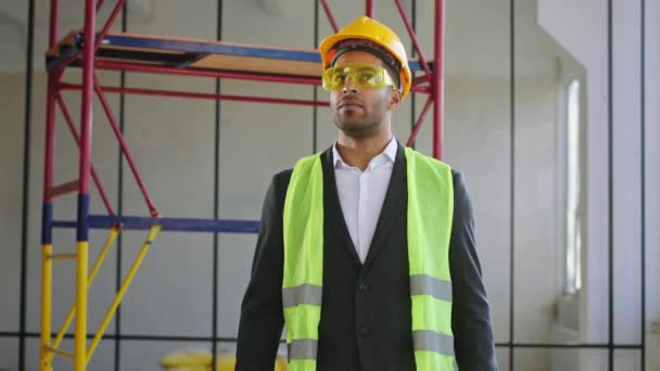 Walking Front Camera Businessman Suit Wearing Protective Helmet Glasses Posing — Stok video