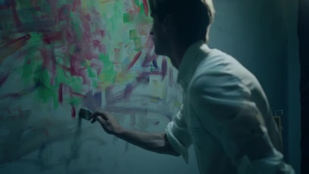 Attractive Artist Man Doing Contemporary Painting Wall His Art Studio — Vídeo de Stock
