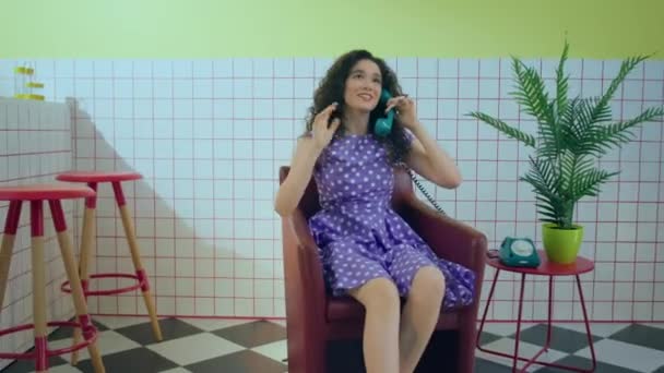 Красивая Молодая Женщина Платье Сидит Диване Ретро Кафе Обсуждает Винтажном — стоковое видео