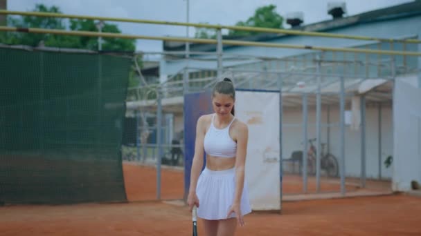 Літній День Харизматична Професійна Тенісистка Нагріває Тенісний Ракеткою Яку Вона — стокове відео