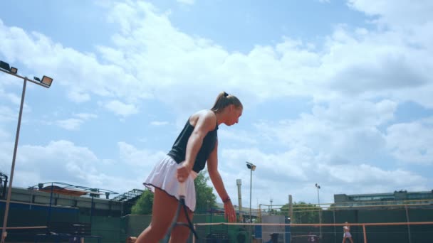 Професійний Тенісист Леді Вдарив Ячу Ракеткою Відкритому Повітрі Глиняному Тенісному — стокове відео