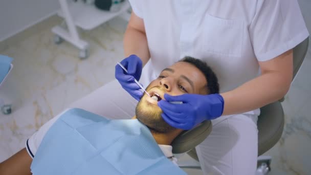 歯科医院の患者が椅子に横になり 医療の歯科治療の概念を作ることで カメラに近い — ストック動画