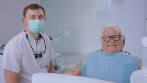 Capturing Video Dentist Front Camera Happy Old Man Patient Sitting — Vídeo de Stock