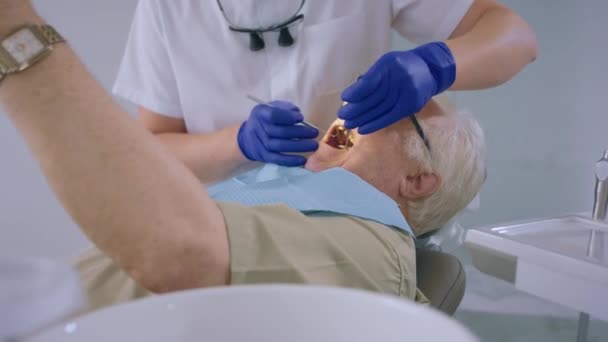 Концепція Стоматологічної Клініки Охорони Здоров Старого Пацієнта Який Сидить Кафедрі — стокове відео