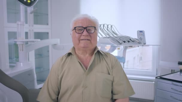 Concept Dentistry Business Front Camera Old Man Patient Posing Front — Stock video