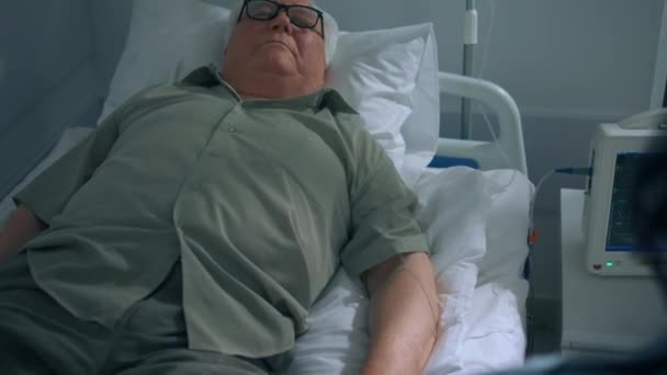 Старик Пацієнт Лікарняній Палаті Відпочиває Ліжку Його Дочка Тримає Його — стокове відео