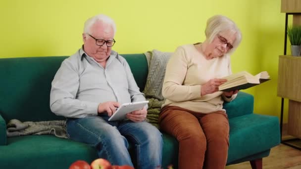 Perfect Looking Old Couple Speeding Time Home Sitting Sofa Living — Stock videók