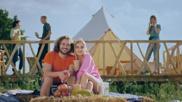 Posing Front Camera Charismatic Couple Campsite Take Breakfast Morning Background — Vídeo de Stock