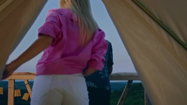 Красивая Женщина Розовом Топе Выходит Наружной Палатки Встретиться Своим Партнером — стоковое видео