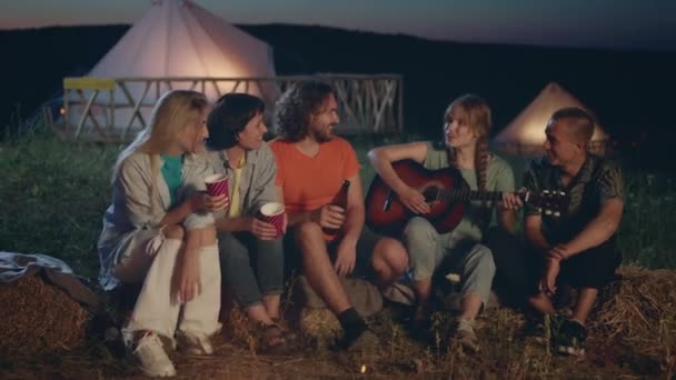 Multiethnic Group Friends Enjoy Time Campsite Evening Playing Guitar Singing — Stock videók