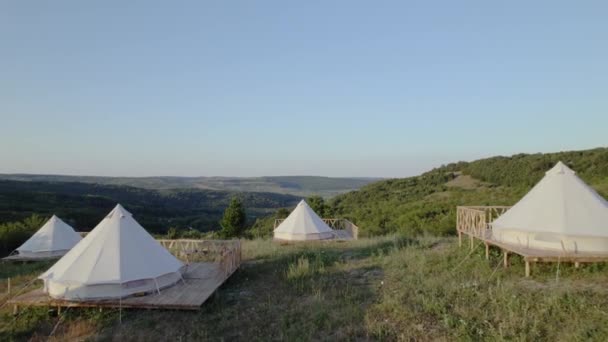 素晴らしい景色と自然の中でキャンプ場のドローンビデオキャプチャ休日のリラクゼーションの素晴らしい大きなテントの概念 — ストック動画