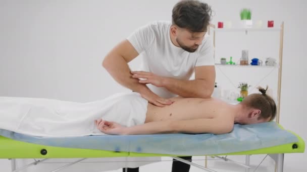 White Massage Room Guy Get Manual Professional Revitalising Back Massage — Stock video