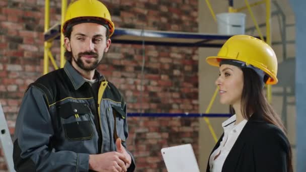 Happy Charismatic Man Supervisor Construction Site Have Conversation Beautiful Woman — Stok video