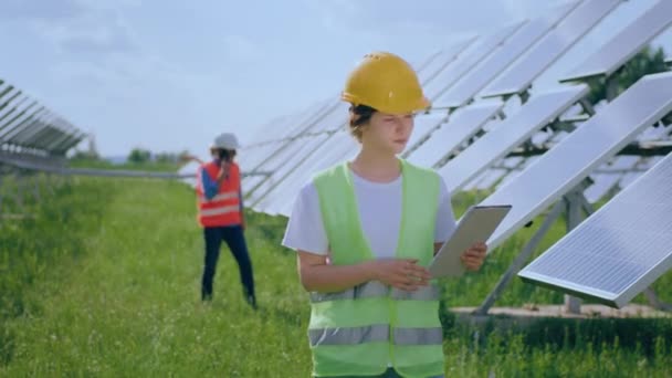 Голубым Небом Фотоэлектрической Солнечной Ферме Молодая Женщина Инженер Помощник Помощью — стоковое видео