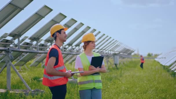 Стоячи Перед Камерою Дві Екологічні Інженери Леді Чоловік Посеред Фотоелектричної — стокове відео