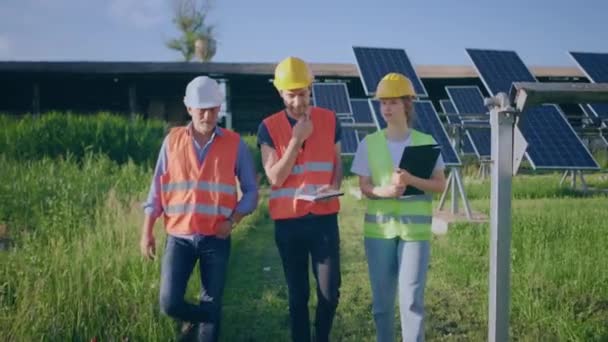 Sunny Day Photovoltaic Solar Farm Walking Front Camera Group Investors — Video Stock