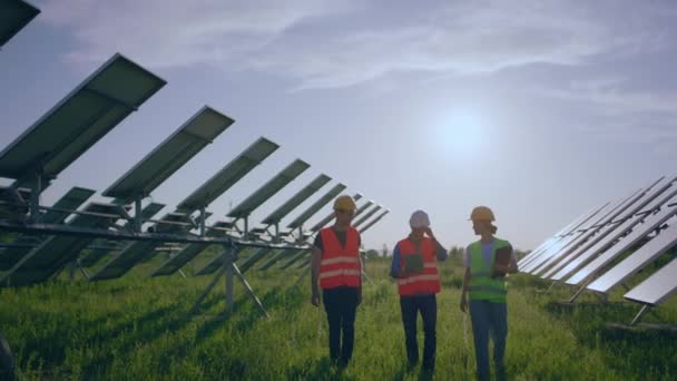 Slunečného Dne Před Kamerou Skupina Mladých Ekologických Inženýrů Investorů Analyzující — Stock video