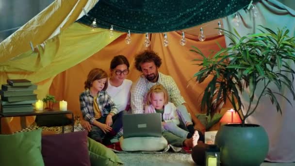 Pokoju Zabaw Domu Szczęśliwa Rodzina Razem Dziećmi Oglądającymi Filmy Laptopie — Wideo stockowe