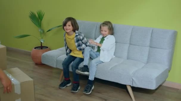 Família Feliz Movendo Uma Nova Casa Seus Filhos Estão Muito — Vídeo de Stock