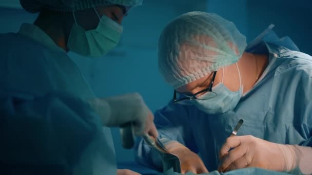 Velmi Zblízka Záběr Lékaře Provádějícího Operaci Jednom Svých Pacientů Velmi — Stock video
