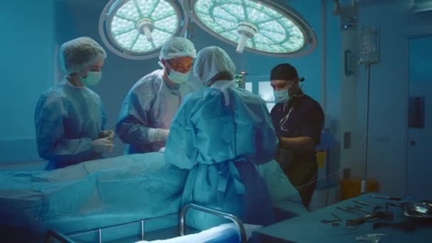 Room Filled Medical Equipment Has Three Surgeons Wearing Blue Scrubs — Stok Video