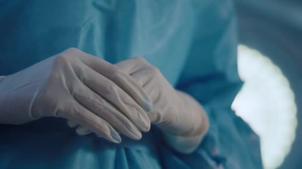 Σύλληψη Λεπτομερειών Στο Χειρουργείο Του Χειρουργού Που Κλείνει Χέρια Φορώντας — Αρχείο Βίντεο