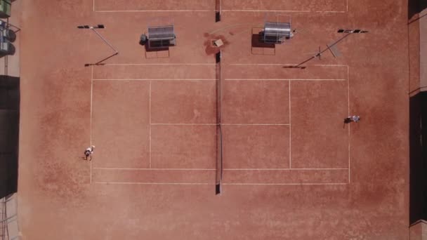Видеосъемка Высоты Птичьего Полета Теннисном Корте Группы Четырех Игроков Проходит — стоковое видео