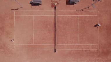 İHA 'lı kuşların bakış açısıyla geniş bir tenis kortuna bakan iki profesyonel oyuncunun güneşli bir gün sporu ve sağlıklı yaşam tarzında bir karşılaşması var. 4k