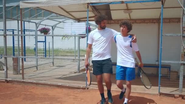 Outdoor Tennis Court Father Son Wearing Professional Tennis Uniform Happy — 图库视频影像