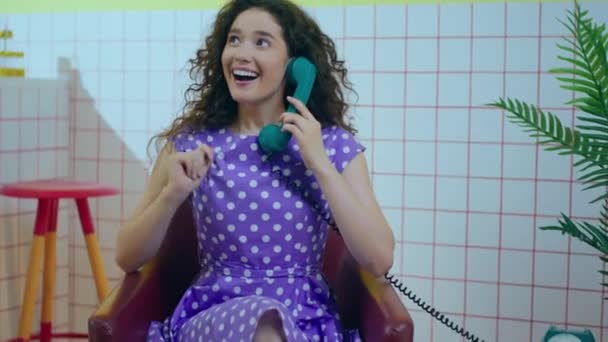 Zeer Enthousiaste Vrouw Opgewonden Einde Van Haar Gesprek Vaste Telefoon — Stockvideo