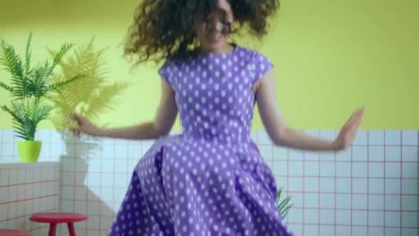 Dobře Vypadající Úžasná Žena Energií Ona Skákání Tancování Před Kamerou — Stock video